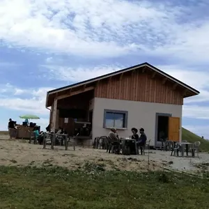 Studette Dans Station De Aux Pieds Des Pistes , Selonnet France